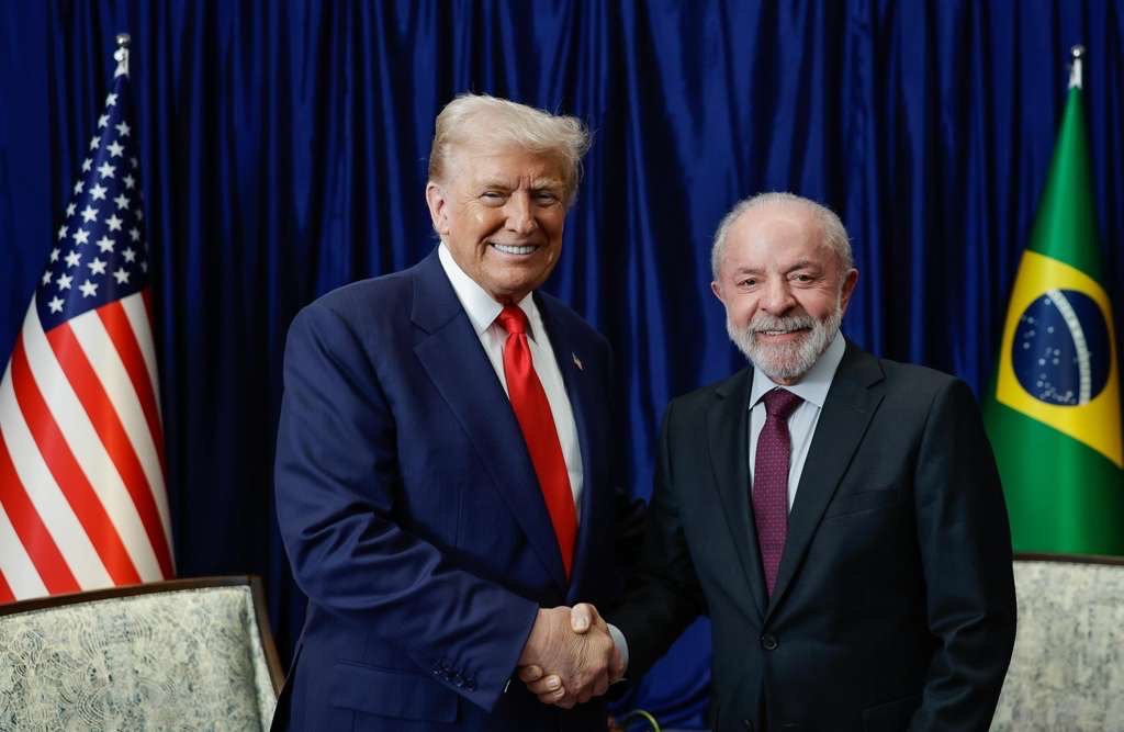 Donald Trump y Lula da Silva se estrechan la mano en una reunión