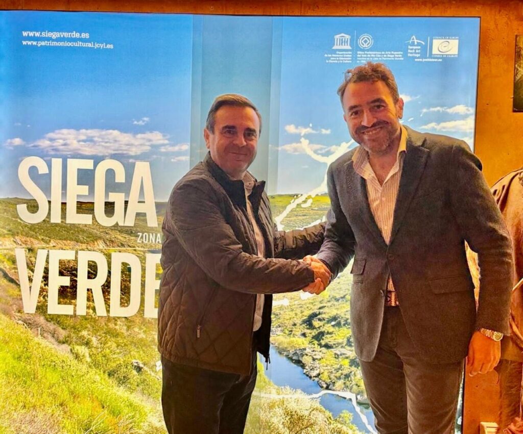 Dos hombres estrechando manos en Siega Verde.