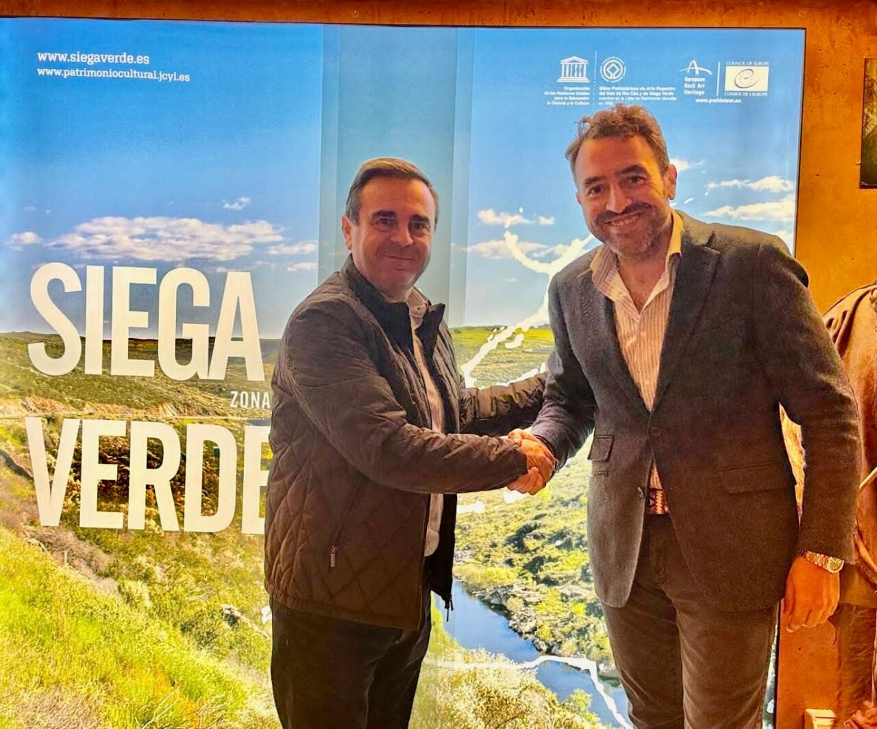Dos hombres estrechando manos en Siega Verde.