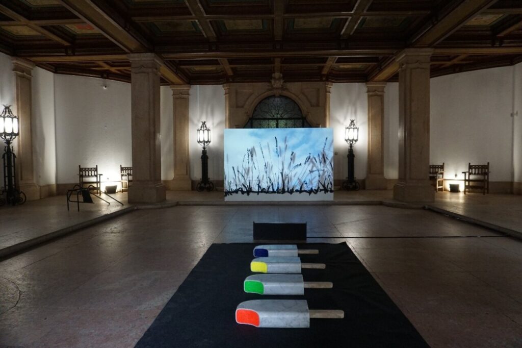 Instalación artística de la exposición Sem Raia en Sevilla