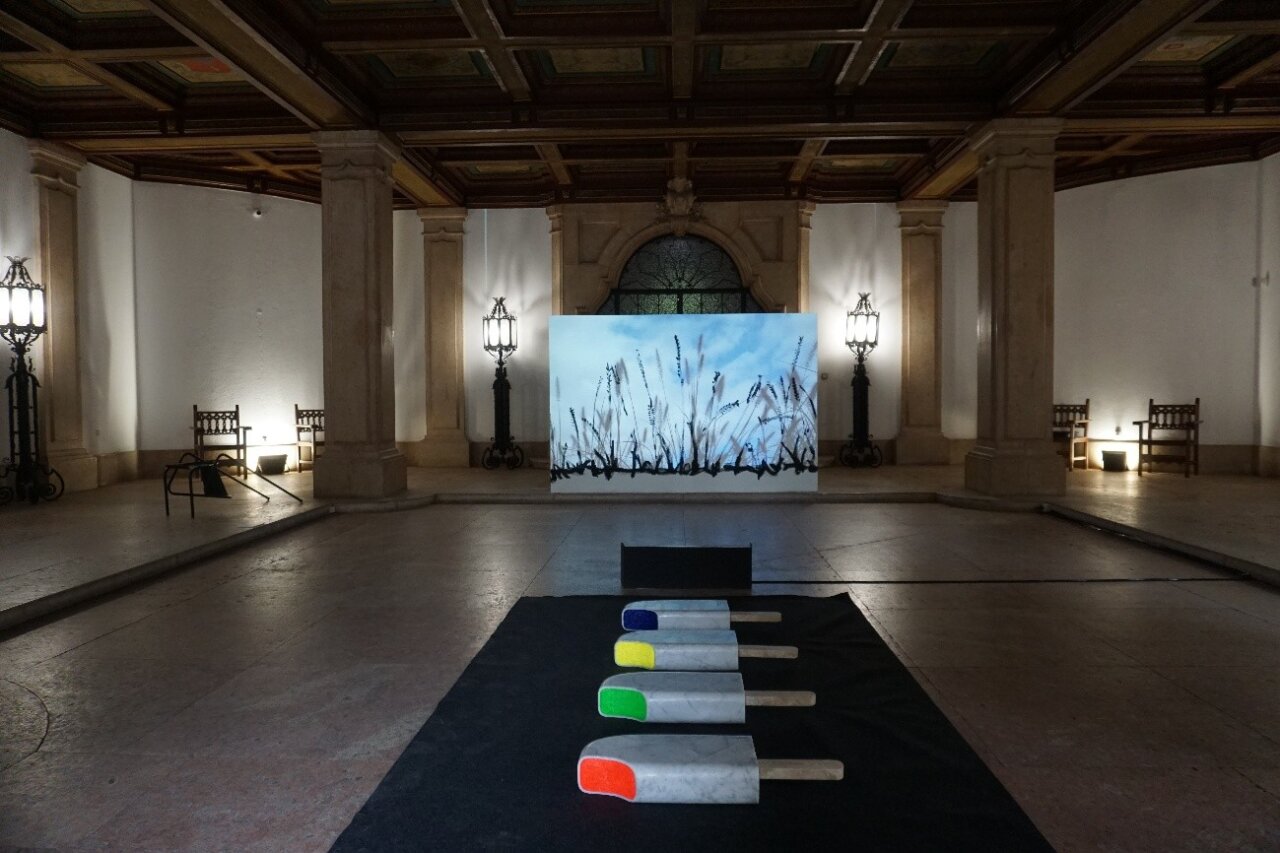 Instalación artística de la exposición Sem Raia en Sevilla