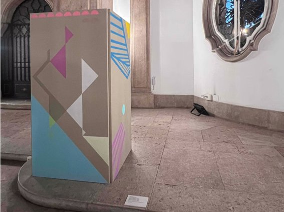Obra de arte contemporánea en la exposición Sem Raia en Sevilla