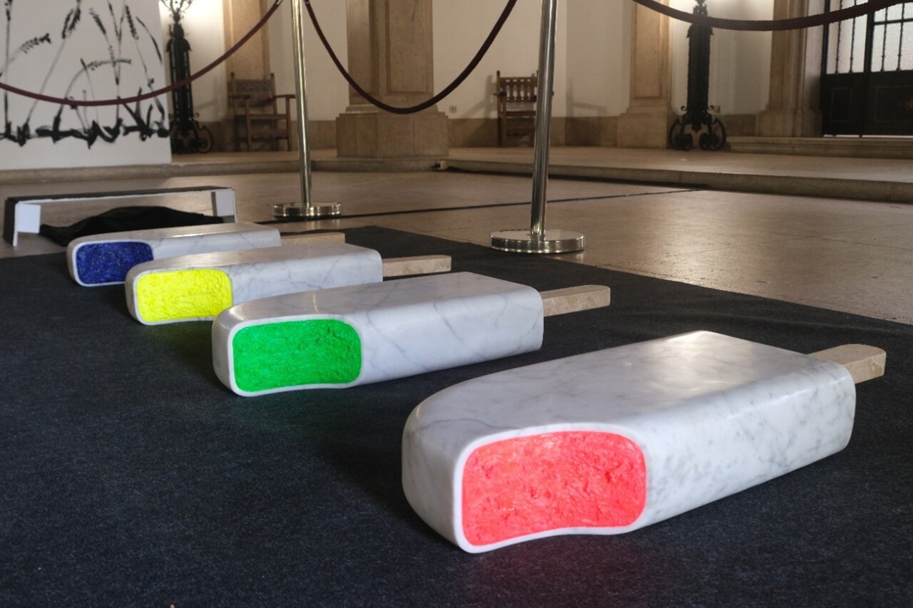 Esculturas de mármol en forma de helados en exposición de arte contemporáneo.