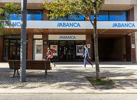 Sucursal de ABANCA con personas caminando por la acera