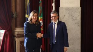 La alcaldesa de València y el alcalde de Lisboa estrechando manos en un acuerdo.