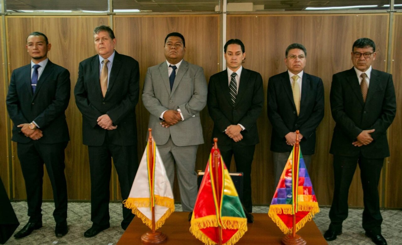 Ministro de Hidrocarburos con autoridades en ceremonia oficial en Bolivia