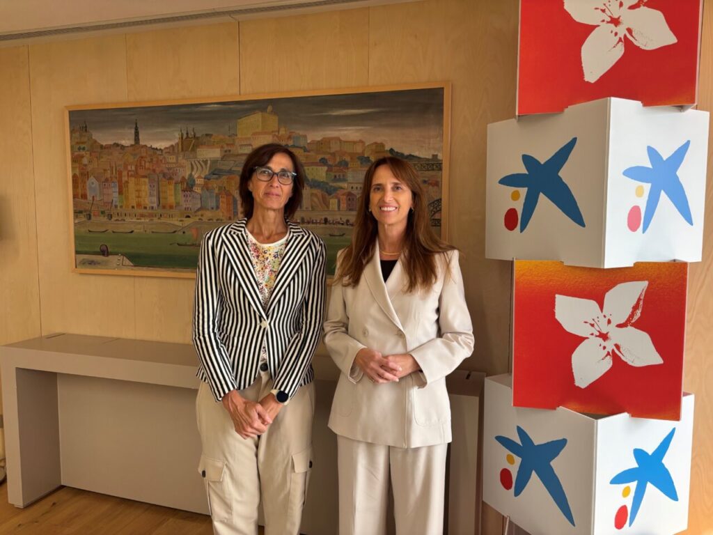 Dos mujeres en un entorno de oficina con arte en la pared