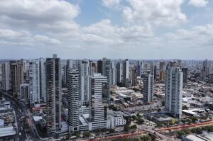 Vista aérea de la ciudad con edificios altos y cielo nublado