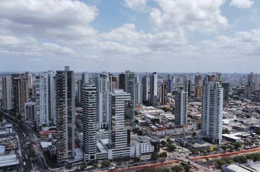 Vista aérea de la ciudad con edificios altos y cielo nublado