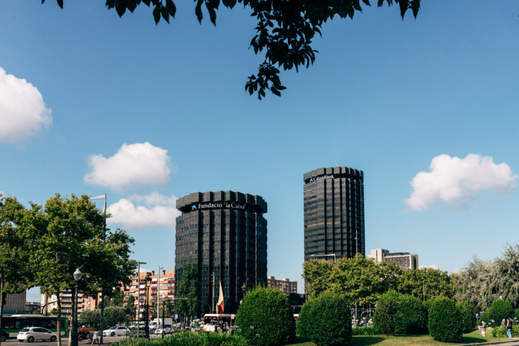 Vista de los edificios de CaixaBank y Fundación la Caixa en la ciudad.