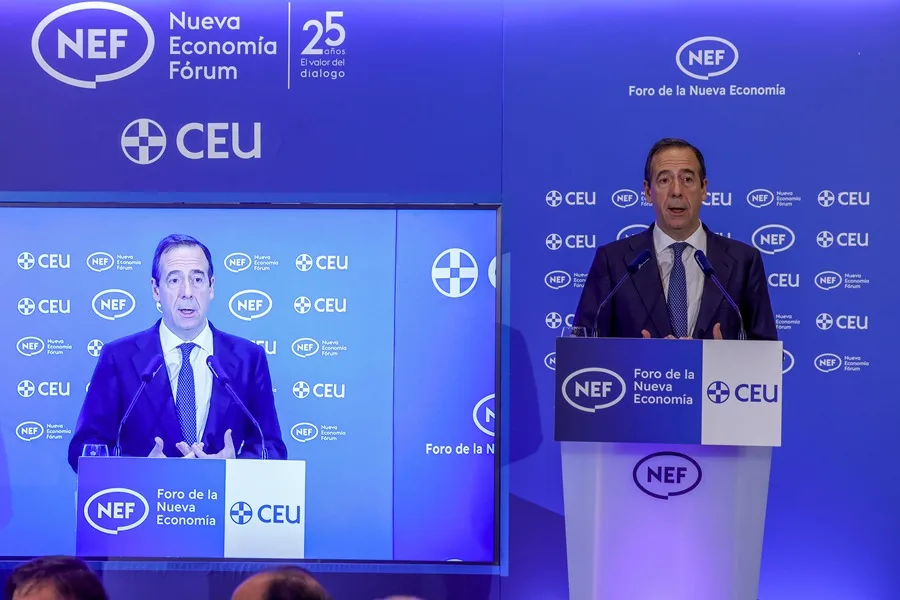 Gonzalo Gortázar hablando en el Nueva Economía Fórum sobre Caixabank