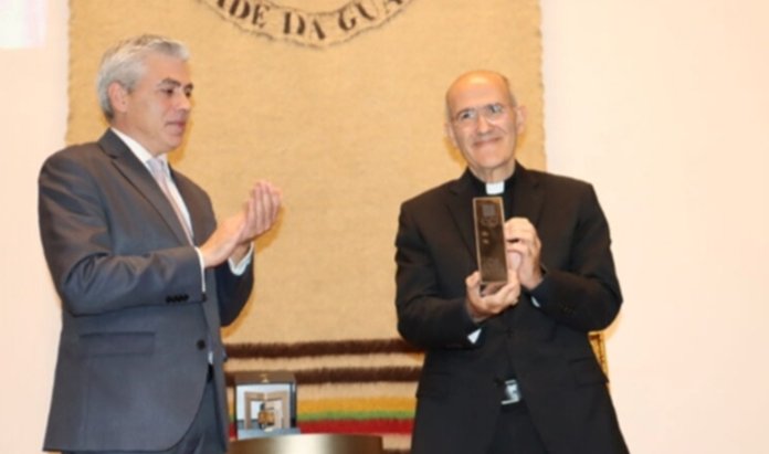 Cardeal Tolentino Mendonça recibiendo un premio en un evento cultural.