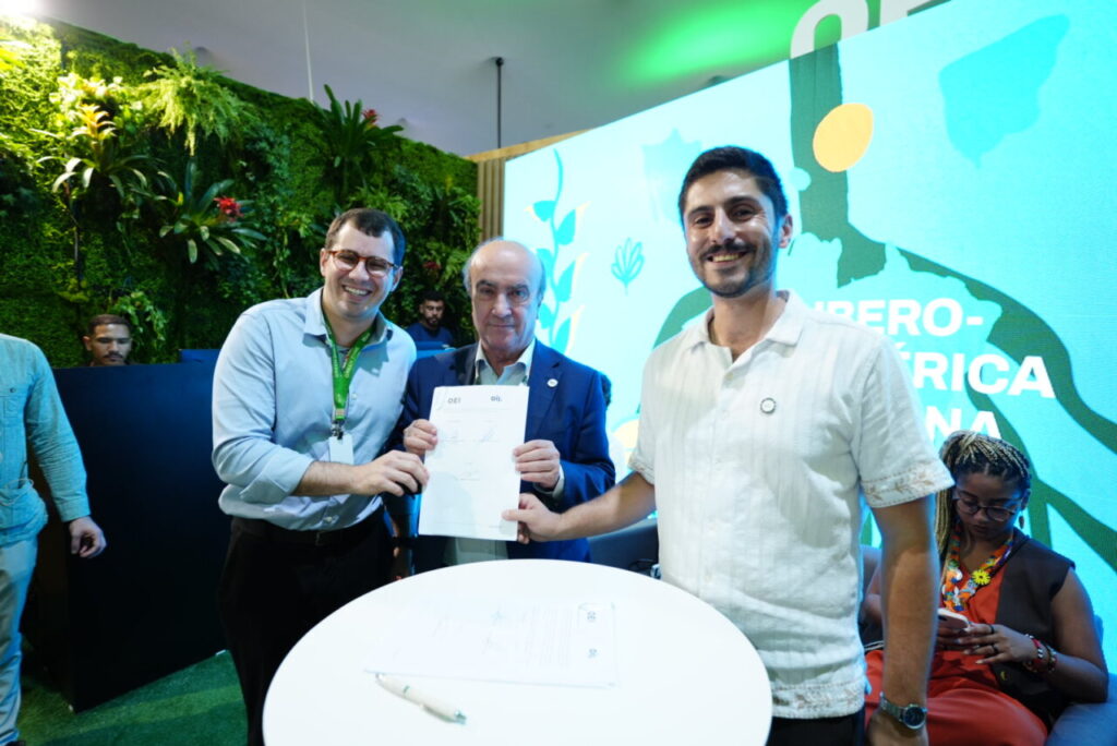 Firma del convenio entre la OEI y la OIJ en un evento
