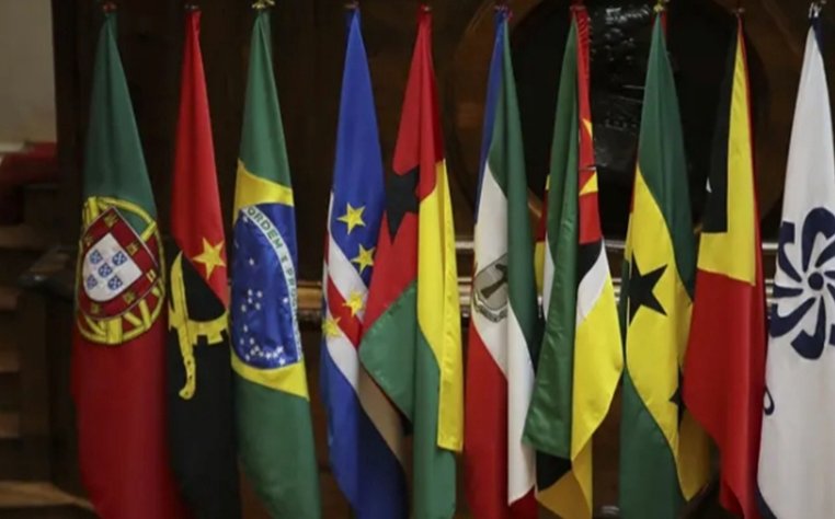 Banderas de los países miembros de la CPLP en una reunión