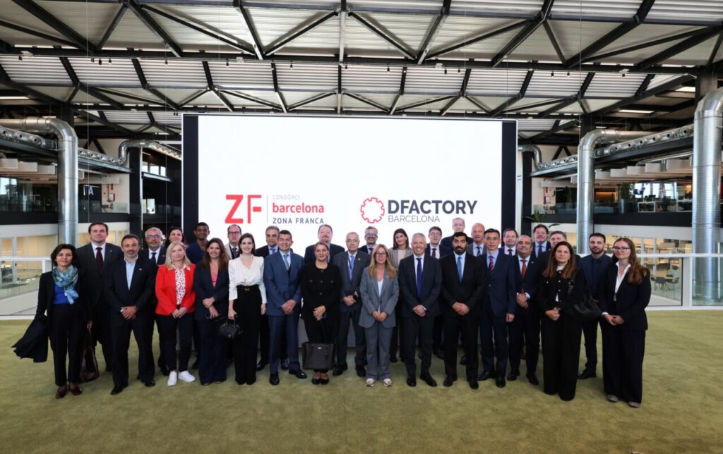 Grupo de cónsules en el DFactory Barcelona durante la presentación del CZFB