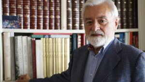 Darío Villanueva en su biblioteca durante una entrevista sobre lenguas.
