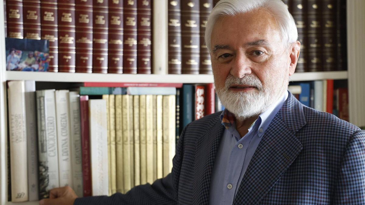 Darío Villanueva en su biblioteca durante una entrevista sobre lenguas.