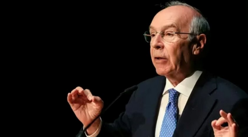 Candidato discutiendo en un debate sobre salud en Portugal