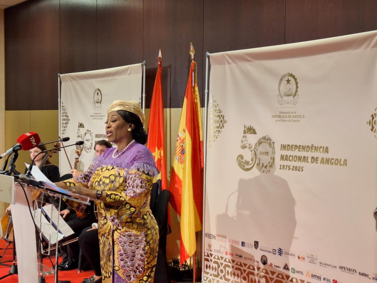 Ceremonia de la Embajada de Angola en Madrid con la embajadora hablando.