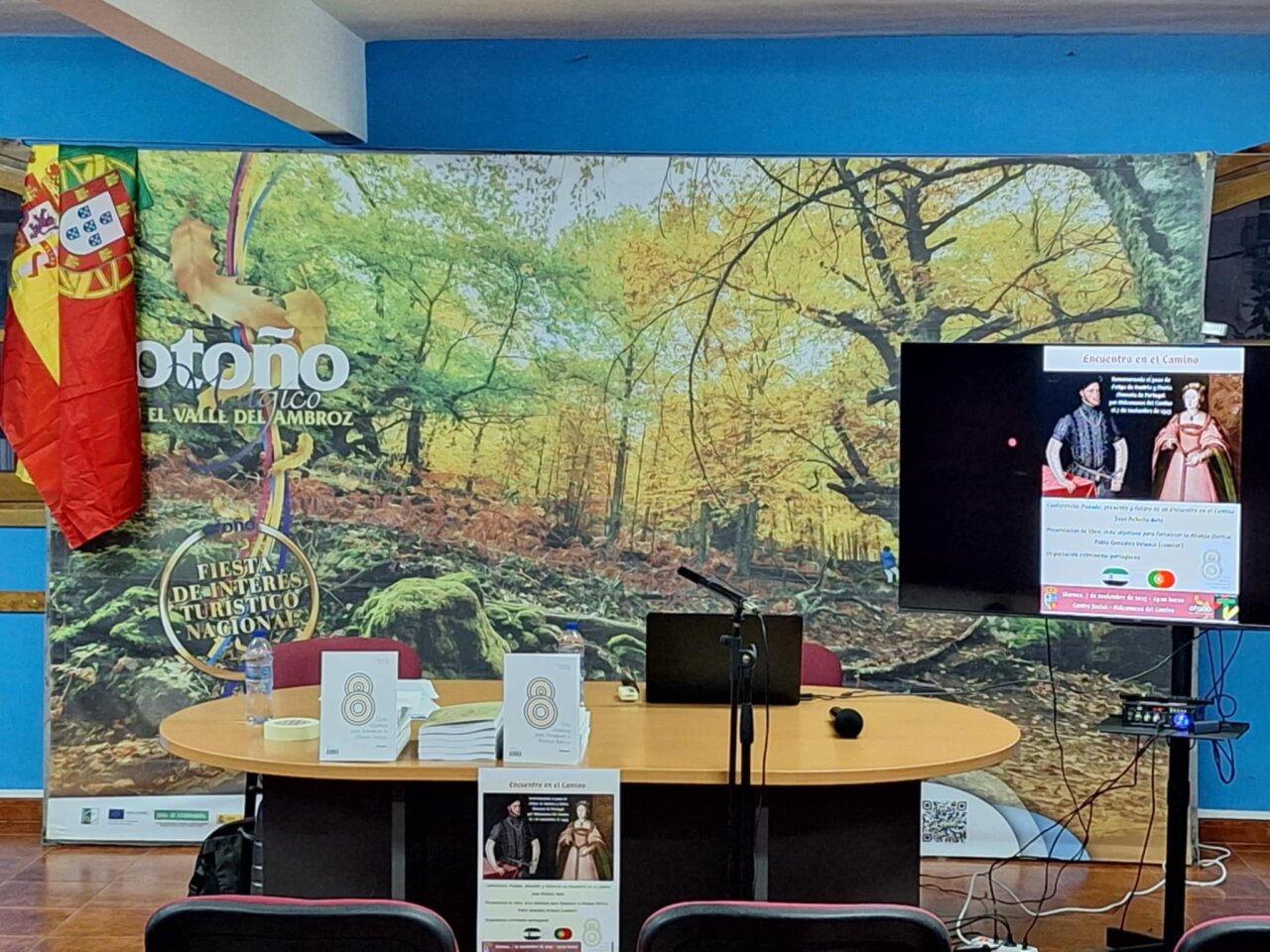 Mesa de presentación del evento Encuentro en el Camino con decoraciones históricas