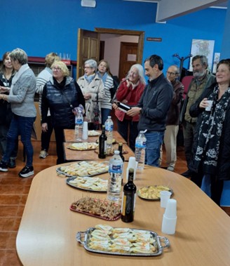 Grupo de personas disfrutando de vino y comida en un evento social