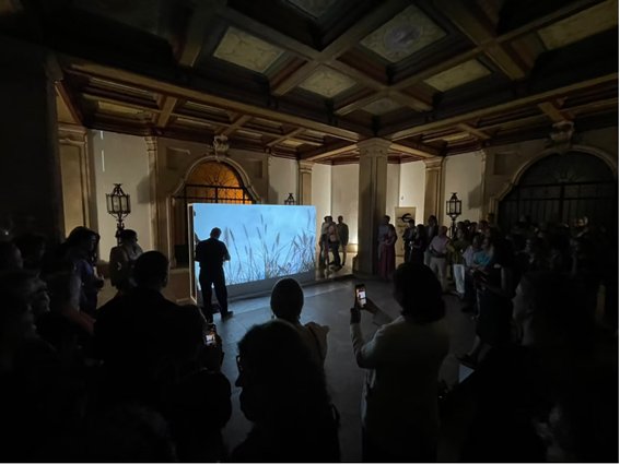 Visitantes observando a exposição Sem Raia no Consulado-Geral de Portugal em Sevilha