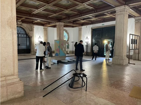 Interior del Consulado-Geral de Portugal en Sevilha durante la exposición Sem Raia