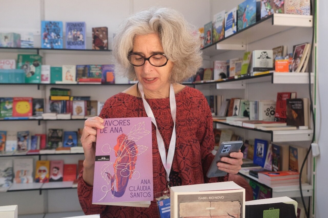 Helena Girão mostrando el libro Lavores de Ana en la Feria del Libro de Sevilla.