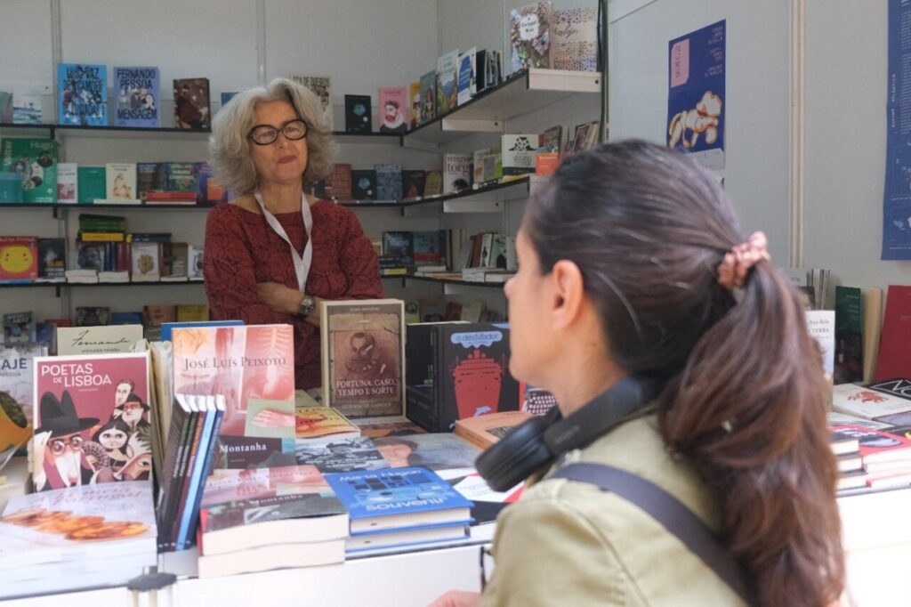 Stand de livros com Helena Girão na Feira do Livro de Sevilha.