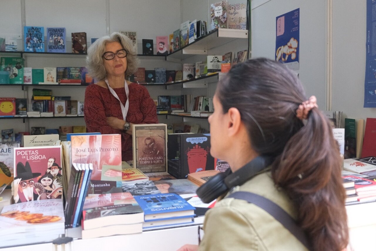 Stand de livros com Helena Girão na Feira do Livro de Sevilha.