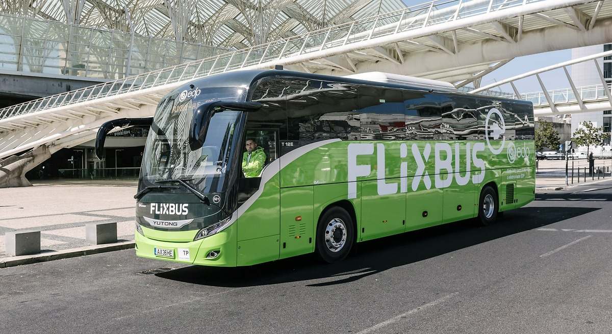 Autobús de Flixbus en una estación moderna con arquitectura contemporánea.