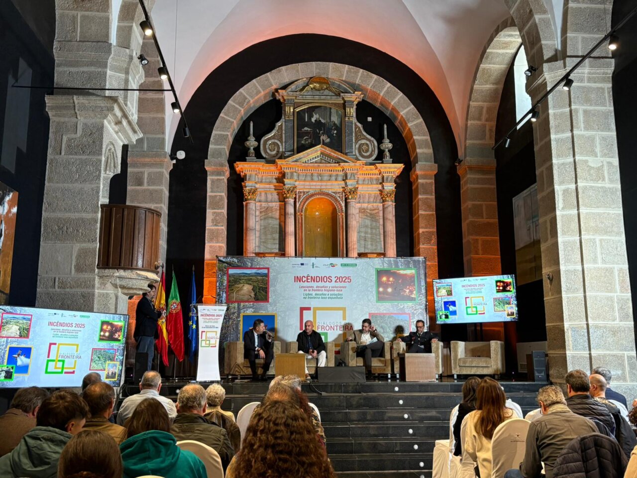 Expertos discuten estrategias contra incendios en un foro transfronterizo.