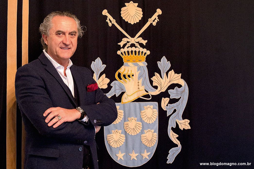 Francisco de Calheiros posando junto a un escudo en Madrid