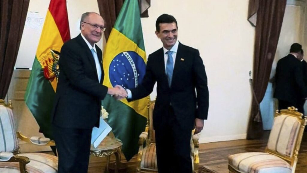 Geraldo Alckmin y Rodrigo Paz Pereira estrechando manos en reunión