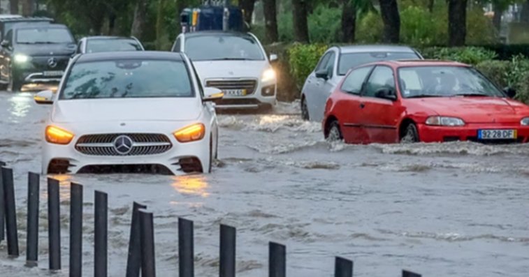 Inundaciones en Portugal causadas por la depresión Cláudia con coches sumergidos.