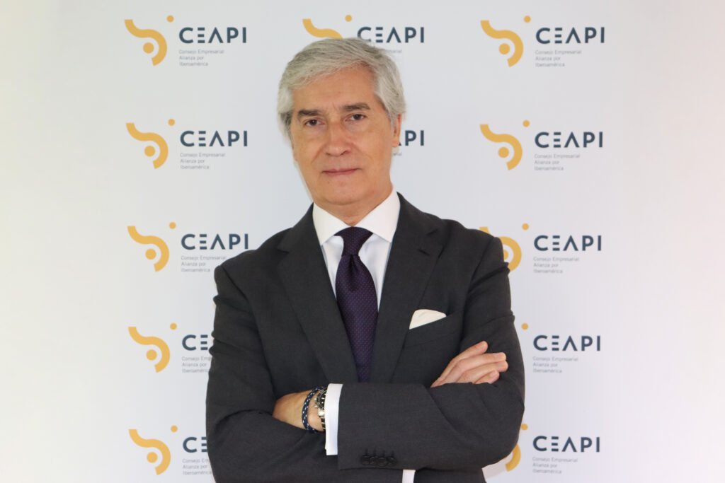 Jordi Gutiérrez posando frente al logo de CEAPI