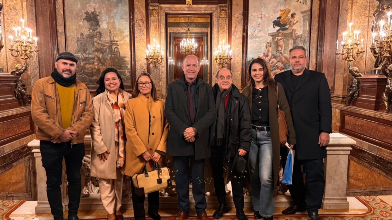 José Manuel Santos y otros asistentes en la presentación de su libro en Casa de América.