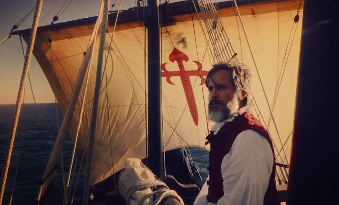 Escena de la película Magallanes con un hombre en un barco