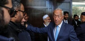 Marcelo Rebelo de Sousa interactuando con asistentes en la Mesquita Central de Lisboa.