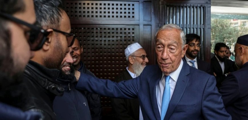 Marcelo Rebelo de Sousa interactuando con asistentes en la Mesquita Central de Lisboa.