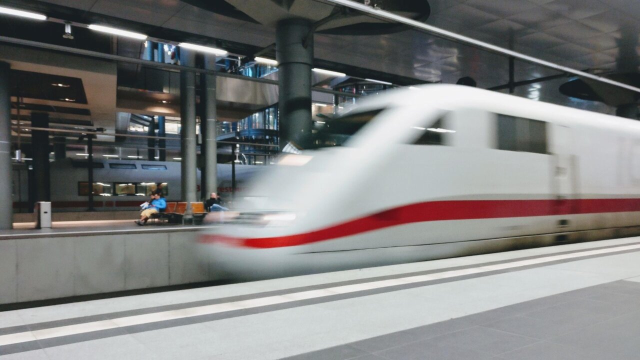 Tren de alta velocidad en una estación moderna