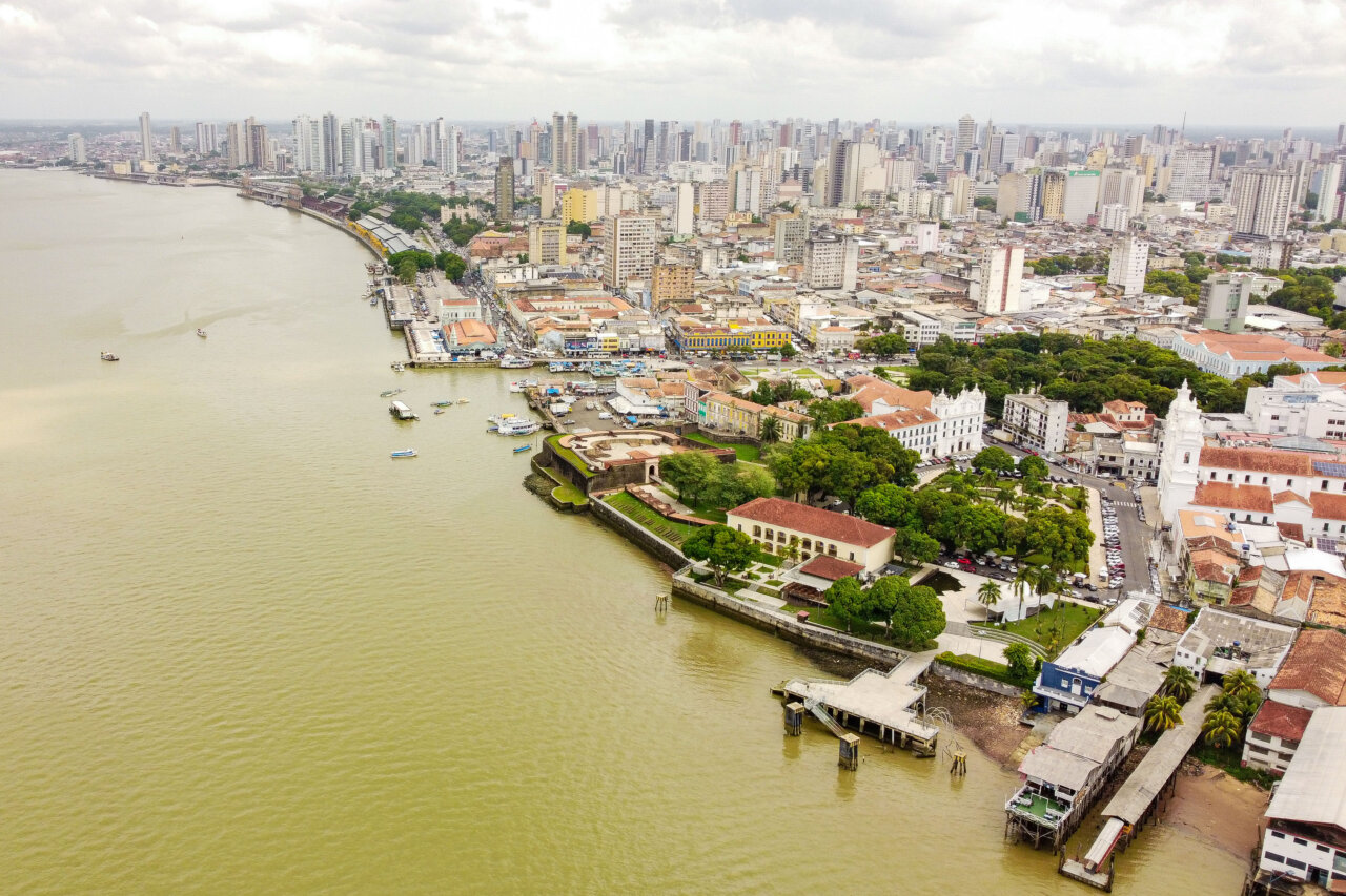 Vista panorámica de Belén de Pará, Brasil, con rascacielos y río.
