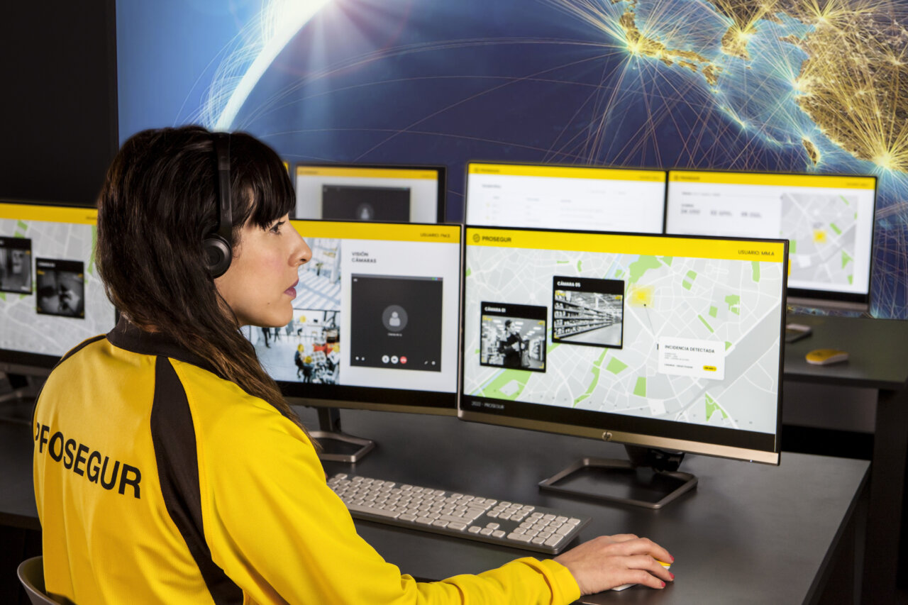 Operadora de Prosegur monitoreando alarmas en múltiples pantallas