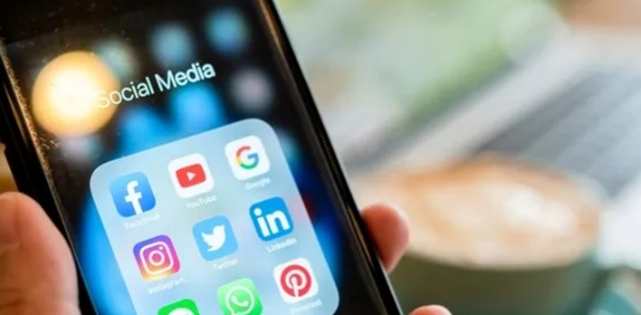 Teléfono móvil mostrando aplicaciones de redes sociales.