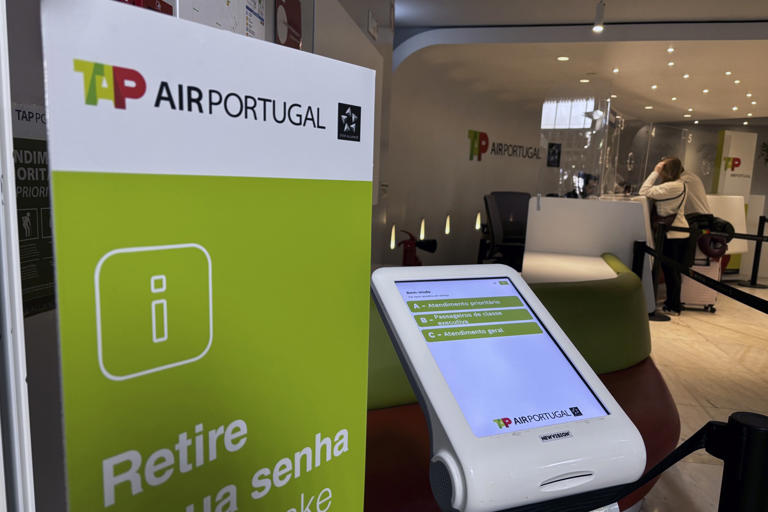 Kiosco de información de TAP Air Portugal en el aeropuerto
