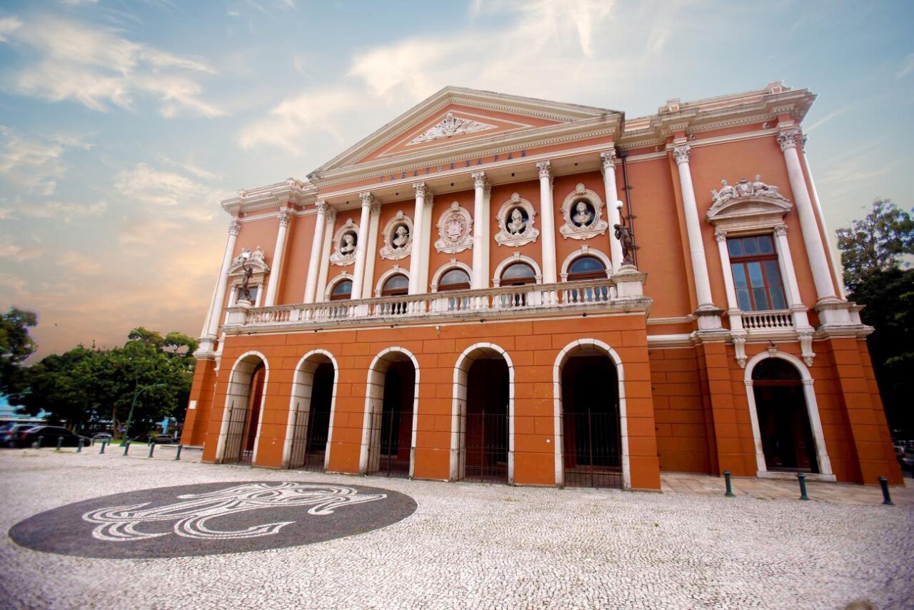 Fachada del Teatro de la Paz en Belén de Pará, Brasil