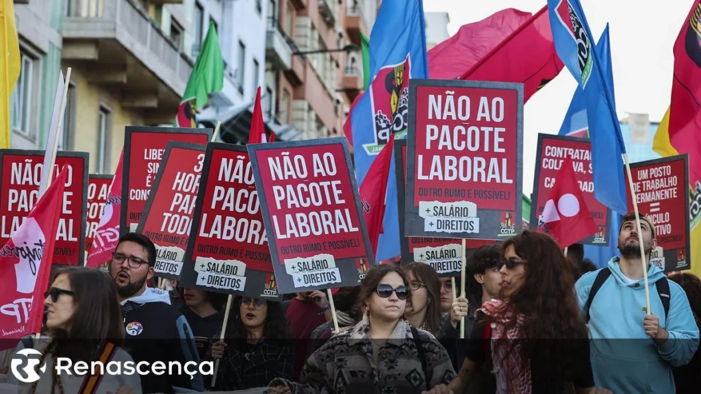 Manifestantes sosteniendo carteles en una protesta laboral en Portugal