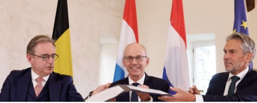 Reunión de líderes del Benelux con banderas de Bélgica, Luxemburgo y Países Bajos
