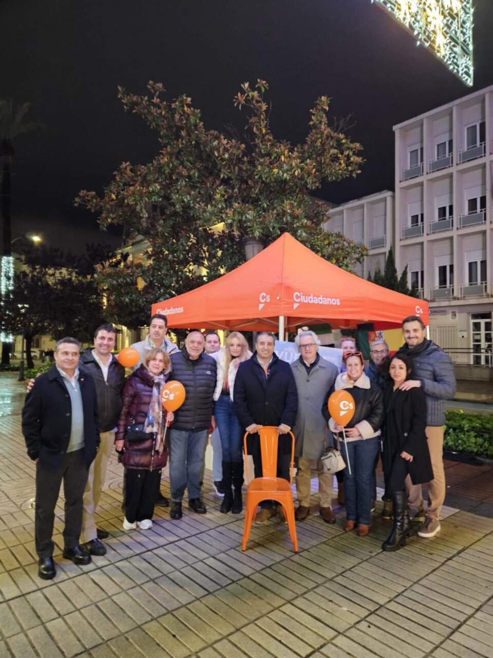 Candidato de Ciudadanos con militantes en evento electoral en Extremadura
