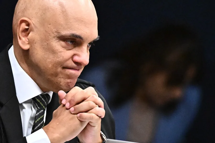 Juez Alexandre de Moraes con expresión seria durante una sesión
